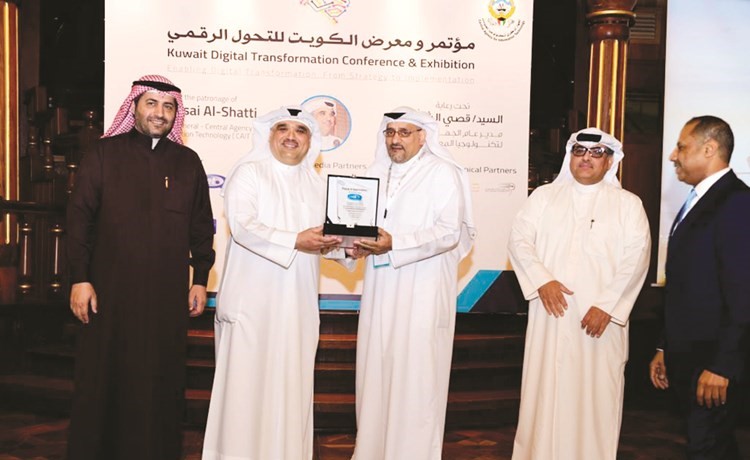 عيسى الكوهجي متسلما درعا تكريمية من قصي الشطي﻿