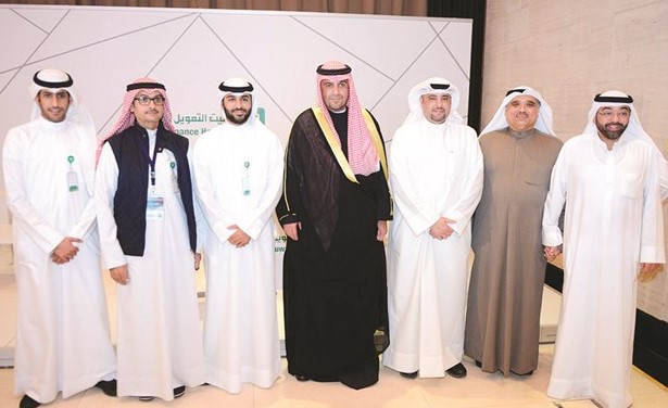 الصالح والمرزوق والرويح والشطي في لقطة جماعية داخل جناح بيتك﻿