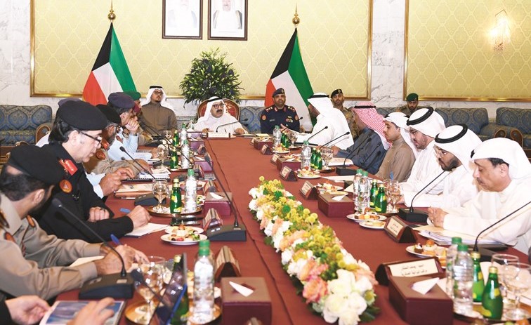الشيخ ناصر صباح الأحمد خلال اجتماعه مع الفريق الركن محمد الخضر والشيخ أحمد المنصور والفريق الركن عبدالله النواف وعدد من كبار ضباط الجيش﻿