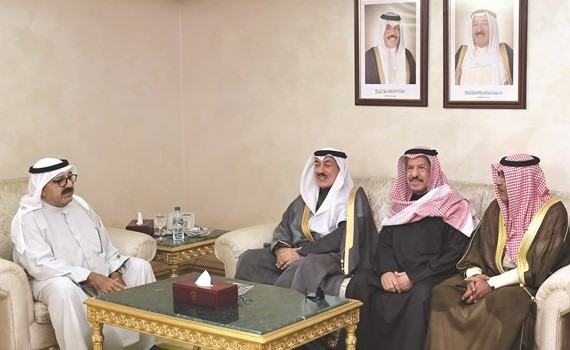 الشيخ ناصر صباح الأحمد مستقبلا محافظ الجهراء الفريق الركن متقاعد فهد الأمير وعددا من مختاري الجهراء ﻿