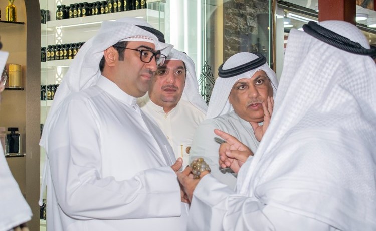 الوزير خالد الروضان يستمع إلى شرح من أحد المواطنين﻿
