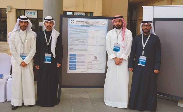 كلية الهندسة والبترول أقامت يوم الملصق العلمي لطلبتها