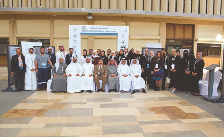 كلية الهندسة والبترول أقامت يوم الملصق العلمي لطلبتها