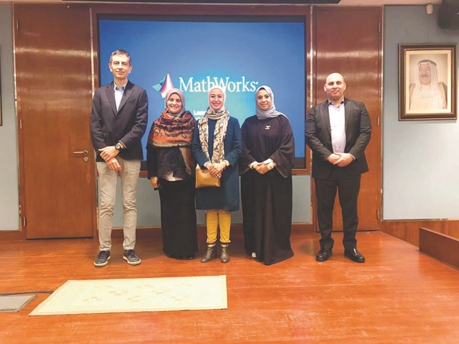 فريق البرامج العامة والتخصصية مع محاضري MAT LAB﻿