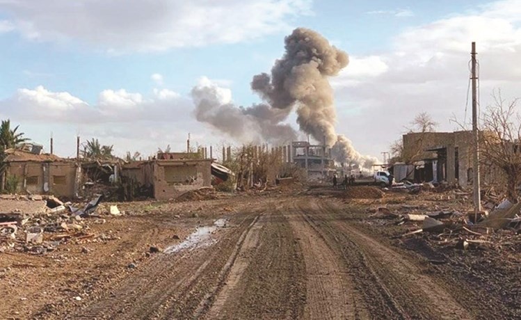 الدخان المتصاعد نتيجة المعارك المستمرة بين داعش وقسد شرق نهر الفرات في دير الزور	(انترنت)﻿