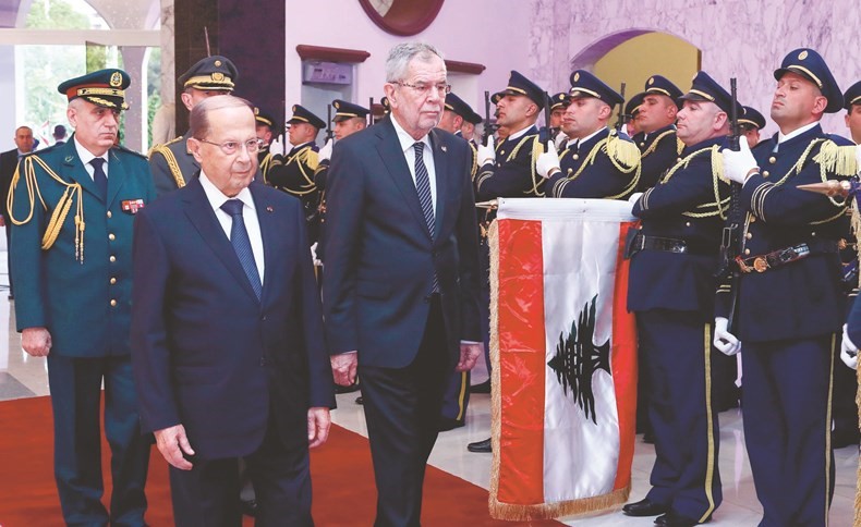 الرئيسان اللبناني ميشال عون و النمسوي الكسندر فان در بيلين يستعرضان الحرس الجمهوري في بعبدا	(محمود الطويل)﻿