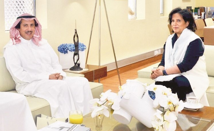السفير الشيخ عزام الصباح خلال استقباله الشيخة مي بنت محمد﻿