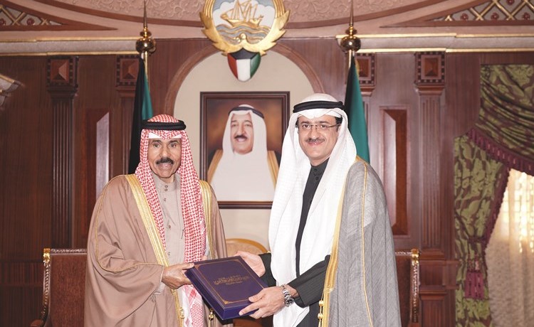 سمو ولي العهد الشيخ نواف الأحمد مستقبلا السفير عمر الكندري قنصل عام الكويت لدى أربيل﻿