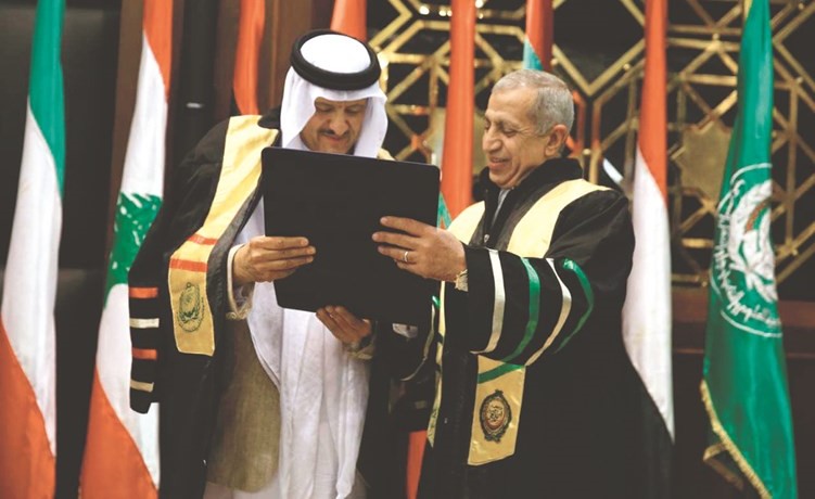 صاحب السمو الملكي الأمير سلطان بن سلمان لدى منحه الدكتوراه الفخرية﻿