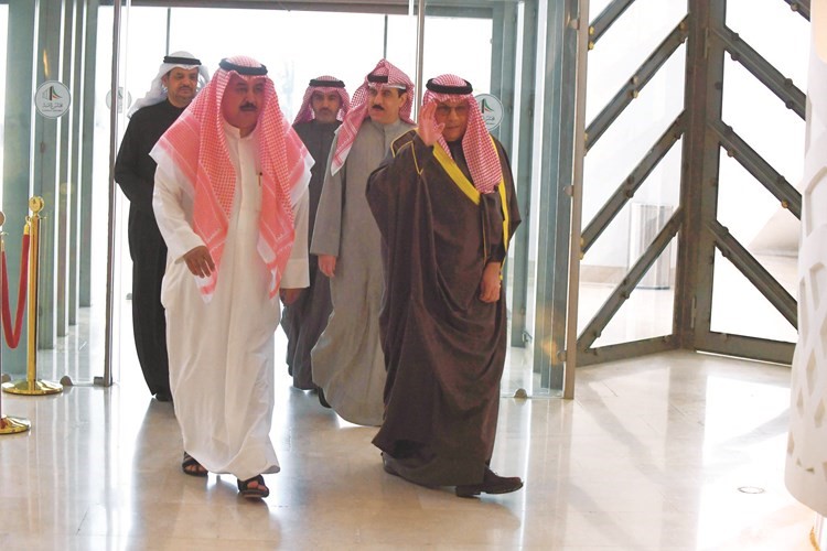 الشيخ خالد الجراح وخلف دميثير أثناء دخولهما إلى المجلس﻿