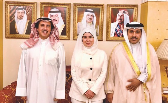 وزيرة الدولة لشؤون الإسكان د.جنان بوشهري وفي استقبالها عميد السلك الديبلوماسي سفيرنا لدى البحرين الشيخ عزام الصباح والوكيل المساعد للسياسات والخدمات الاسكانية بمملكة البحرين د.خالد الحيدان	﻿