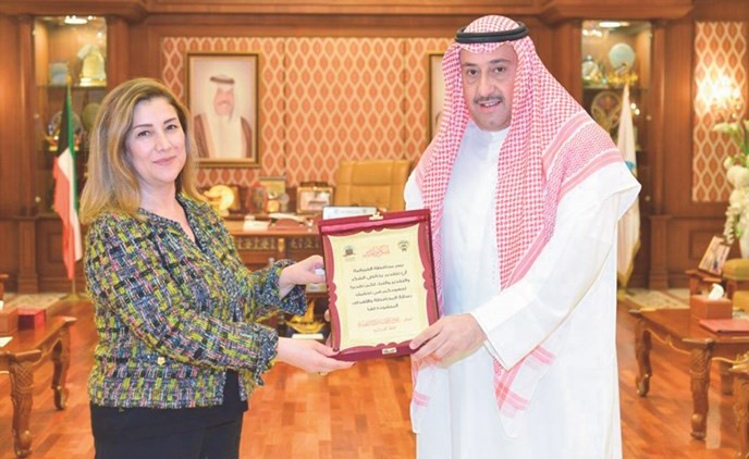 الشيخ فيصل الحمود مكرما د.حنان حمدان.﻿