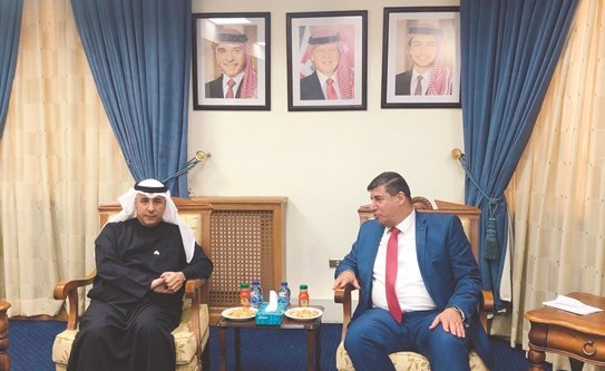 سفيرنا لدى الأردن عزيز الديحاني ورئيس لجنة فلسطين بالبرلمان الأردني النائب يحيى السعود خلال مراسم التكريم بدعم وكالة اونروا﻿