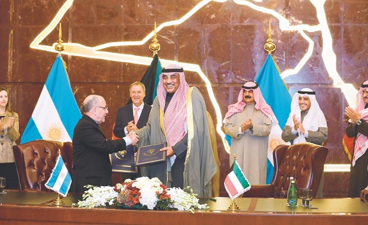 الشيخ صباح الخالد خلال توقيع الاتفاقيات مع وزير خارجية الأرجنتيني خورخي فاوريه	﻿