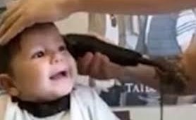 بالفيديو.. ردة فعل طفل يحلق شعره لأول مرة