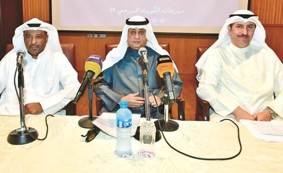 د.بدر الدويش متوسطا مدير إدارة المسرح أحمد التتان ومراقب إدارة المسرح عبدالكريم الهاجري﻿