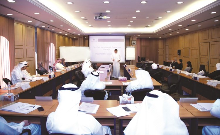 جانب من إحدى ورشات العمل التدريبية التي يحاضر فيها بدر العلي﻿