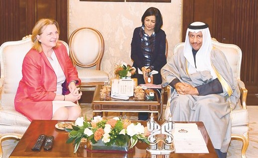 سمو رئيس الوزراء الشيخ جابر المبارك مستقبلا الوزيرة كارين كنايسل﻿