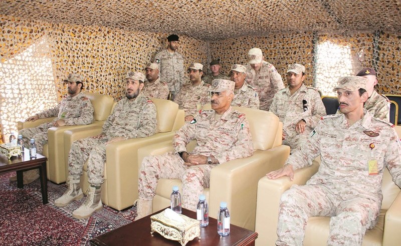 الفريق الركن محمد الخضر والعميد الركن خالد العتيبي وعدد من الحضور﻿