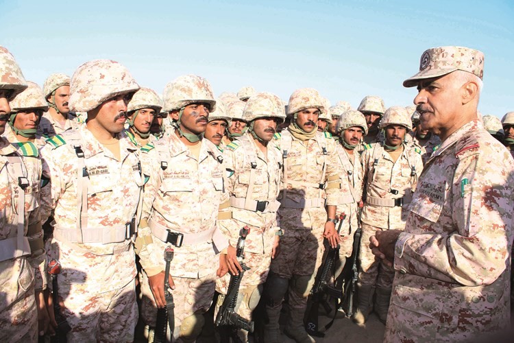 الفريق الركن محمد الخضر متحدثا إلى الطلبة الضباط﻿