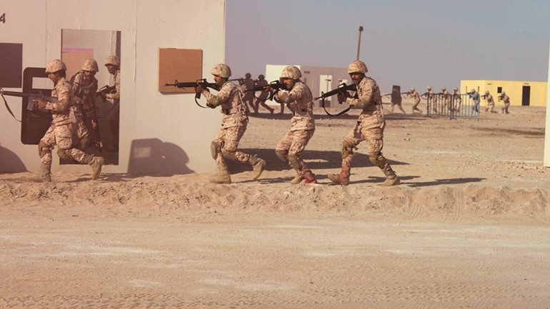الطلبة يطبقون ما تعلموه في كلية علي الصباح العسكرية﻿