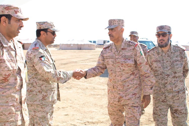  الفريق الركن محمد الخضر لدى وصوله إلى المعسكر ويبدو العميد الركن خالد العتيبي﻿
