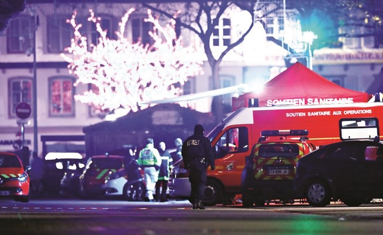 الشرطة الفرنسية في موقع الحادث في مدينة ستراسبورغ 	(رويترز)﻿