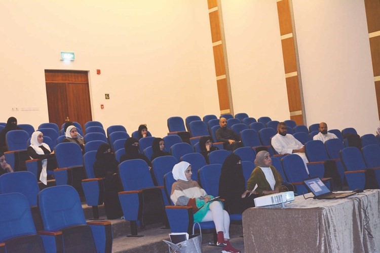 الطلبة يتابعون المحاضرة﻿