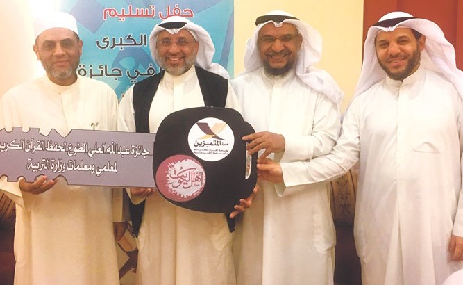 تسليم أحد الفائزين جائزته﻿