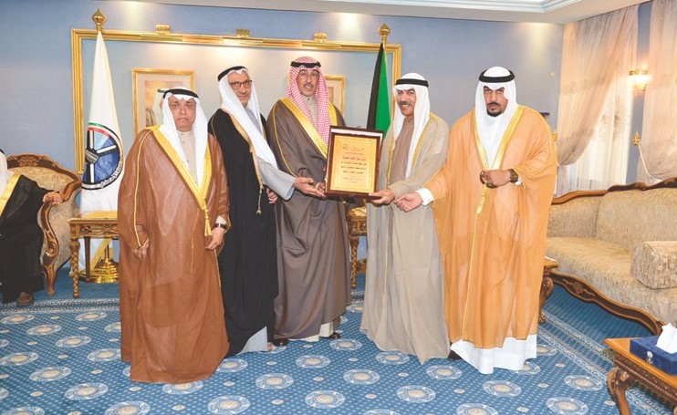 الشيخ فواز الخالد يتلقى درعا تكريمية من رئيس وأعضاء اتحاد دواوين الكويت﻿