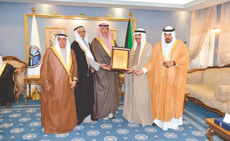 الشيخ فواز الخالد يتلقى درعا تكريمية من رئيس وأعضاء اتحاد دواوين الكويت﻿