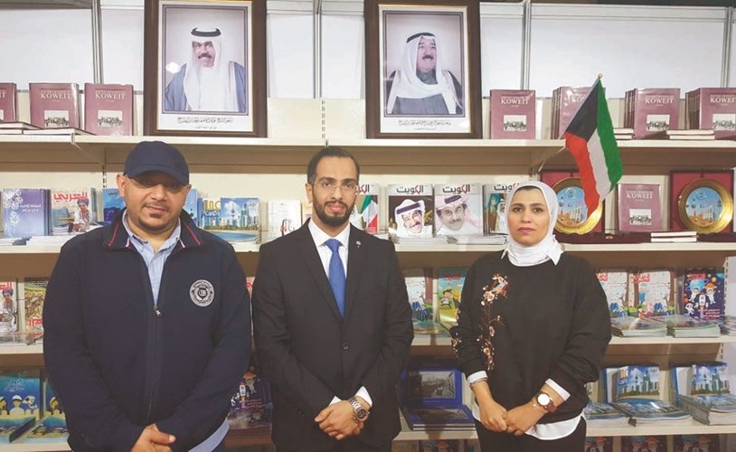 القنصل في سفارتنا لدى لبنان فواز القحطاني يتوسط فيصل المانع وهديل مطر في جناح وزارة الإعلام بالمعرض﻿