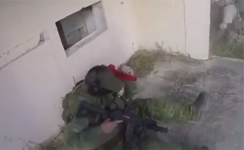 بالفيديو.. جندي كاد أن يقتل زملاءه بقنبلة يدوية