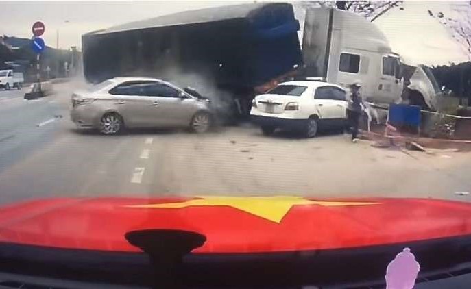 بالفيديو.. نجاة امرأة وطفلها من شاحنة مسرعة سحقت 3 سيارات!