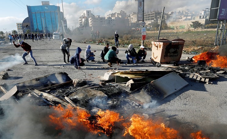 شبان فلسطينيون يشتبكون مع جنود الاحتلال قرب مستوطنة بيت ايل قرب رام الله (رويترز)﻿