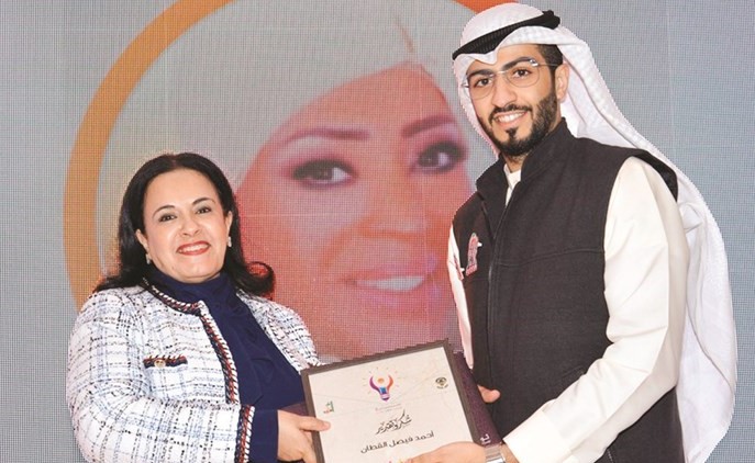 فاطمة الأمير تكرم أحد خريجي الأكاديمية﻿