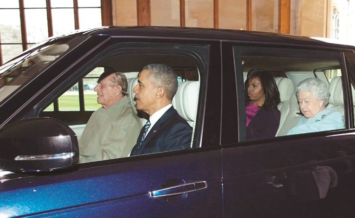 الأمير فيليب والملكة إليزابيث عندما استقبلا باراك أوباما وزوجته ميشيل ﻿