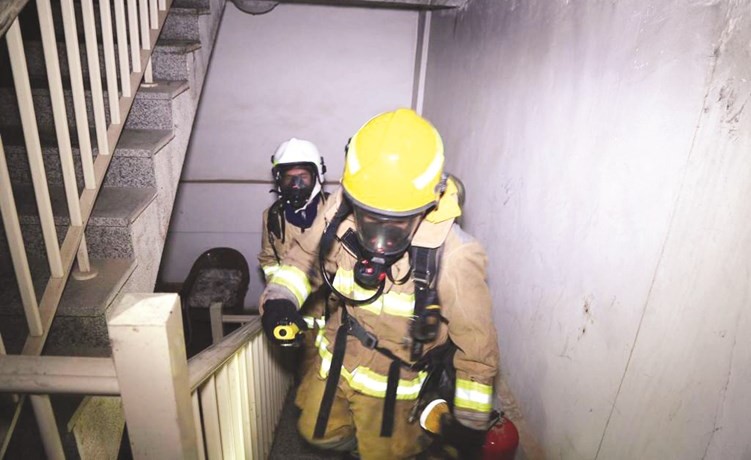 رجال الاطفاء أثناء إخلاء سكان البناية﻿