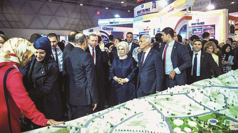 الرئيس التركي في جولة على أجنحة الشركات المشاركة﻿