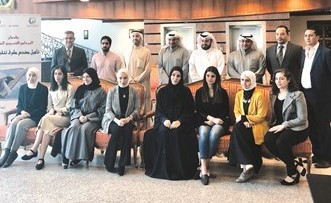 الشيخ عبدالله الدعيج متوسطا المهندسين المتدربين ﻿
