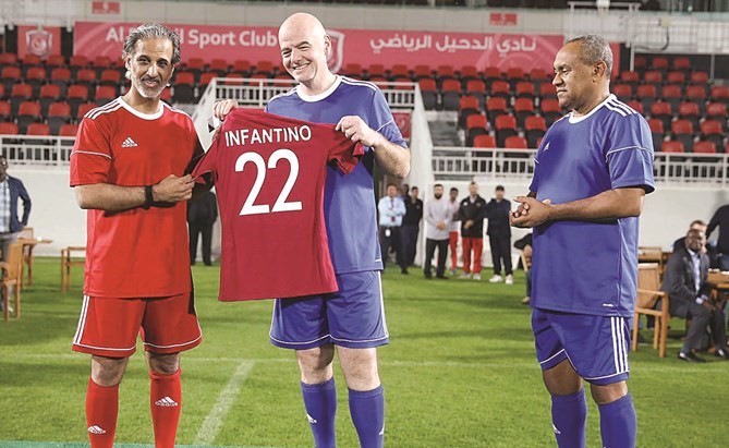 الشيخ حمد بن خليفة يقدم قميص منتخب قطر لجياني إنفانتينو﻿