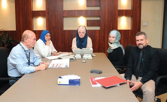  كريم اندرياس وكريمته والصحافية ديانا مع الزميلين نبيل زلف وليلى الشافعي	(زين علام)