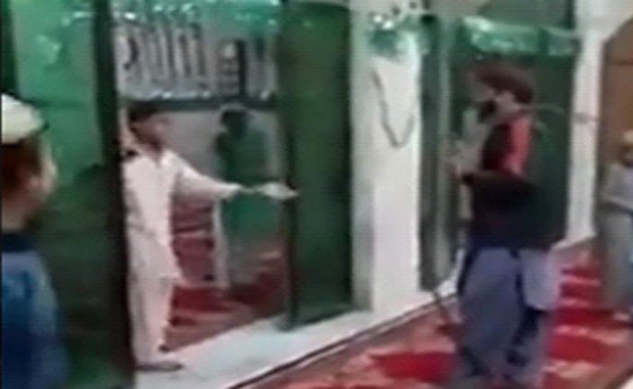 بالفيديو.. يكشف قسوة محفظ قرآن في ضرب طلابه الأطفال