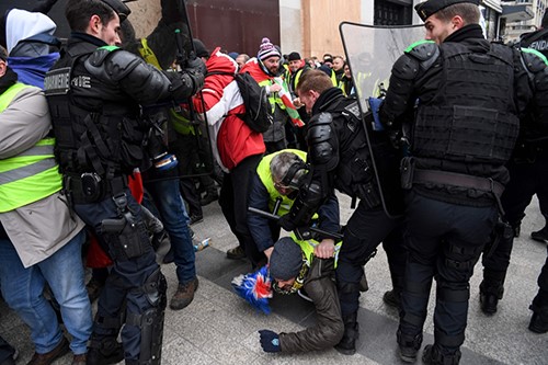 بدء المواجهات بين الشرطة الفرنسية ومحتجي السترات الصفراء