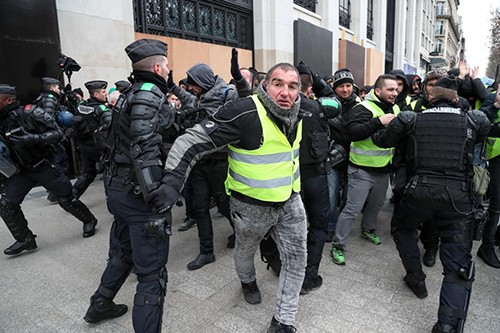 بدء المواجهات بين الشرطة الفرنسية ومحتجي السترات الصفراء