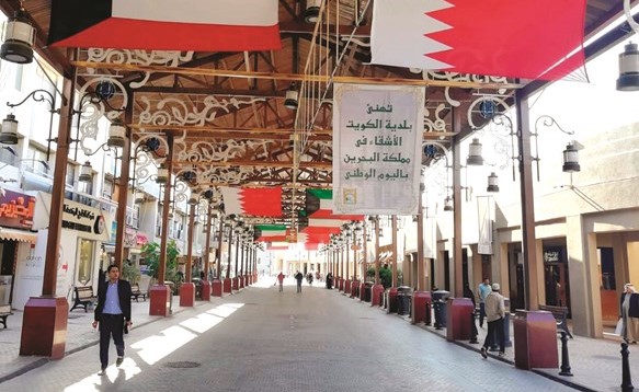 أعلام الكويت والبحرين تزين مرافق المباركية﻿