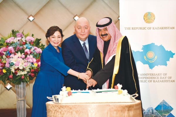 خالد الجارالله وسفير كازاخستان وحرمه يقطعون كيكة الاحتفال بالعيد الوطني 		   (محمد هنداوي)