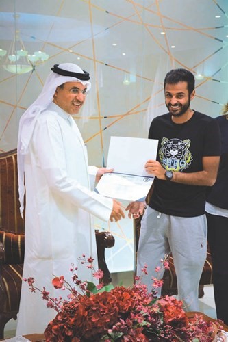 تكريم أحد خريجي الدورة﻿
