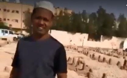 بالفيديو.. وفاء عاملين آسيويين يزوران قبر كفيلهما أسبوعياً منذ وفاته قبل عام لهذا السبب