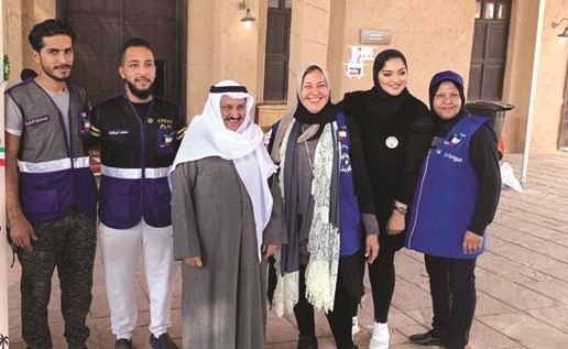محمد شرار متوسطا فريق الكويت بقلوبنا﻿